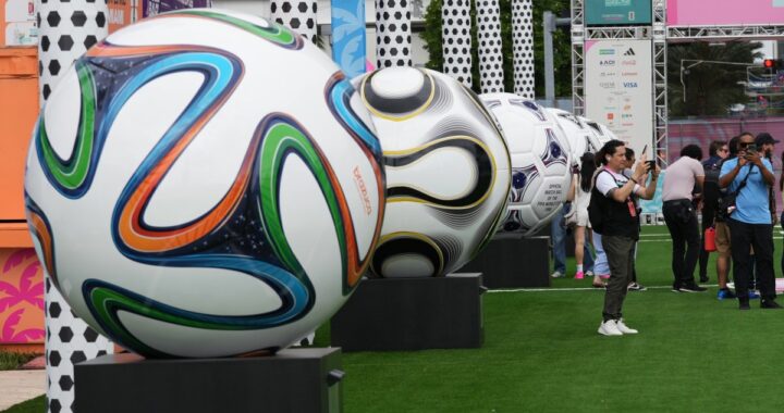 Aficionados en estadio bajo sol intenso durante partido del Mundial 2026 con clima extremo