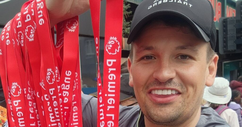 Medalla conmemorativa del Arsenal 2025/26 con pegatina rasgada mostrando el escudo del Manchester United oculto, símbolo del banter en la Premier