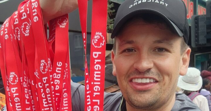 Medalla conmemorativa del Arsenal 2025/26 con pegatina rasgada mostrando el escudo del Manchester United oculto, símbolo del banter en la Premier