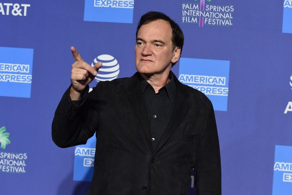 Quentin Tarantino en entrevista criticando a Hollywood como 'fábrica de salchichas' con gesto serio