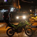 Escena de crimen en Cartagena con policía investigando ataques de sicarios en moto
