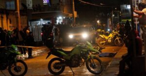 Escena de crimen en Cartagena con policía investigando ataques de sicarios en moto