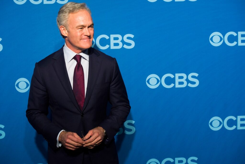 Scott Pelley en plató de *60 Minutes* con expresión seria tras polémica por censura política en CBS