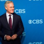 Scott Pelley en plató de *60 Minutes* con expresión seria tras polémica por censura política en CBS