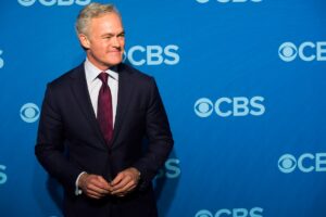 Scott Pelley en plató de *60 Minutes* con expresión seria tras polémica por censura política en CBS