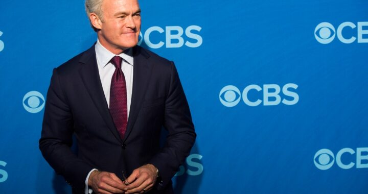 Scott Pelley en plató de *60 Minutes* con expresión seria tras polémica por censura política en CBS