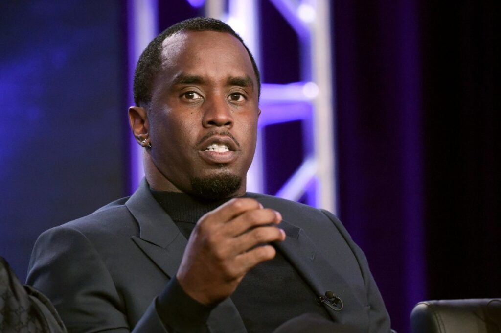 Sean 'Diddy' Combs en un evento público, rodeado de controversia por acusaciones de abuso sexual