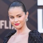 Selena Gomez con cabello rojo brillante en ondas, durante rodaje en Londres de 'Only Murders in the Building'