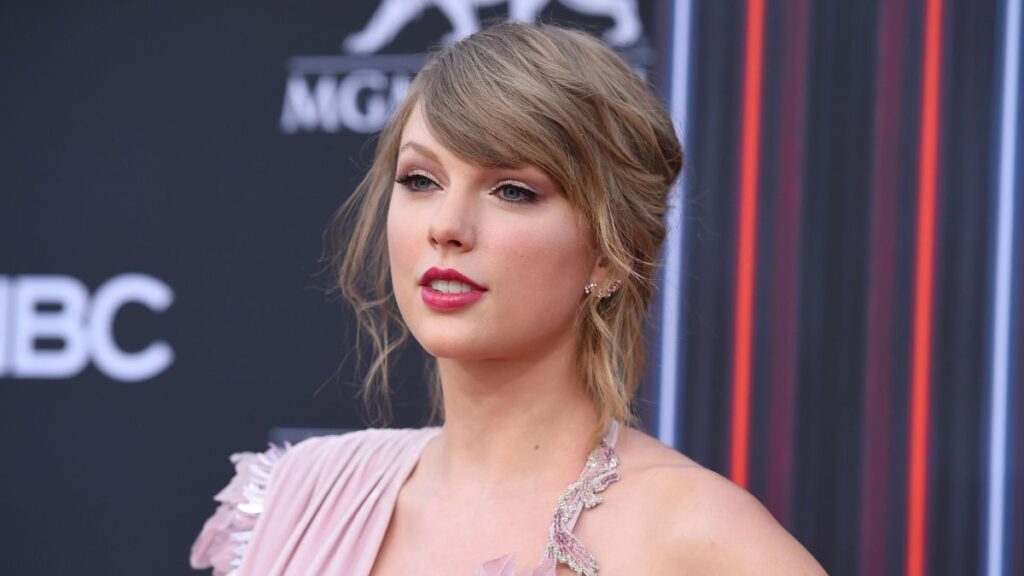 Taylor Swift en preestreno de 'Toy Story 5' con vestido amarillo inspirado en Jessie y piano en escenario