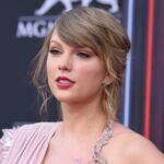 Taylor Swift en preestreno de 'Toy Story 5' con vestido amarillo inspirado en Jessie y piano en escenario