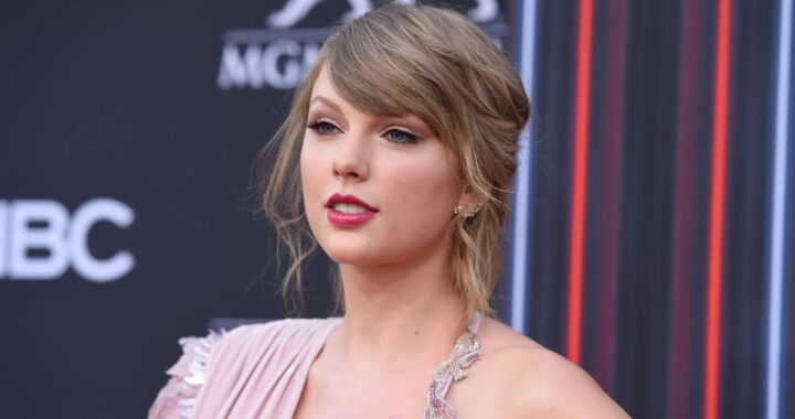 Taylor Swift en preestreno de 'Toy Story 5' con vestido amarillo inspirado en Jessie y piano en escenario