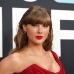 Taylor Swift con guitarra acústica en estudio, evocando el sonido country de 'I Knew It, I Knew You' para 'Toy Story 5'