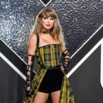 Taylor Swift con sombrero vaquero rojo y blanco, evocando su estilo country de los inicios