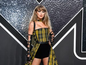 Taylor Swift con sombrero vaquero rojo y blanco, evocando su estilo country de los inicios
