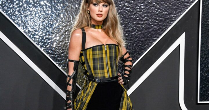 Taylor Swift con sombrero vaquero rojo y blanco, evocando su estilo country de los inicios