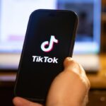 Pantalla de móvil con fondo de TikTok en alta resolución y sin marca de agua