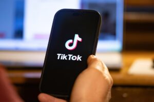 Pantalla de móvil con fondo de TikTok en alta resolución y sin marca de agua