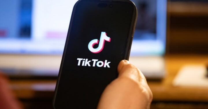 Pantalla de móvil con fondo de TikTok en alta resolución y sin marca de agua