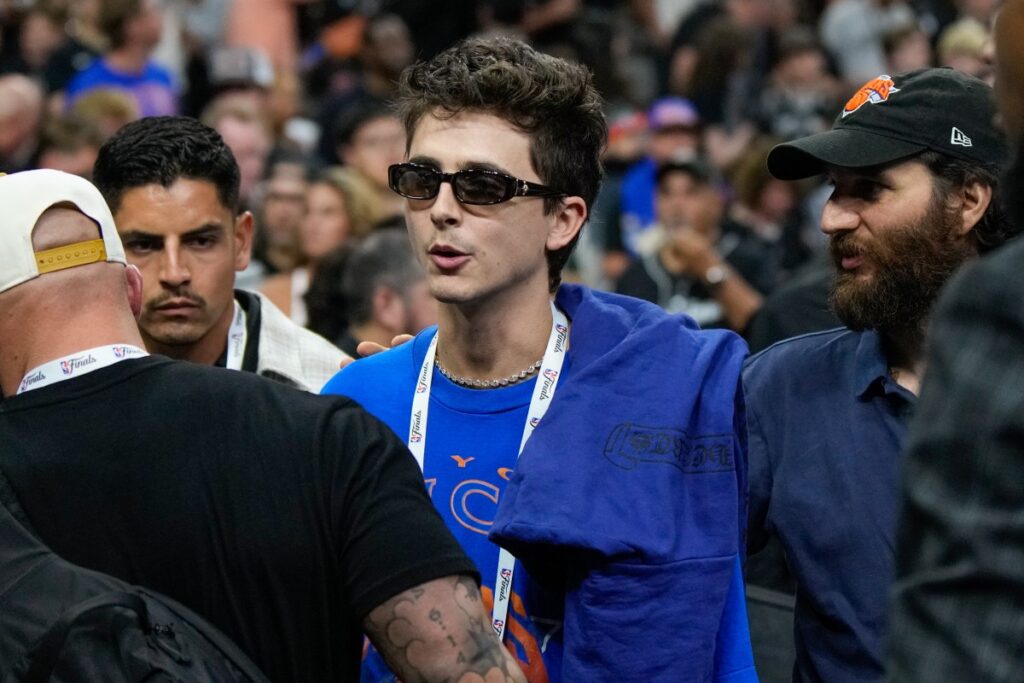 Timothée Chalamet celebra el título de los Knicks en el vestuario con los jugadores