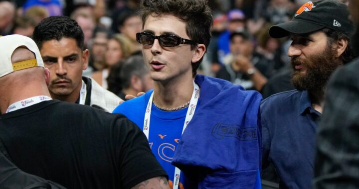Timothée Chalamet celebra el título de los Knicks en el vestuario con los jugadores