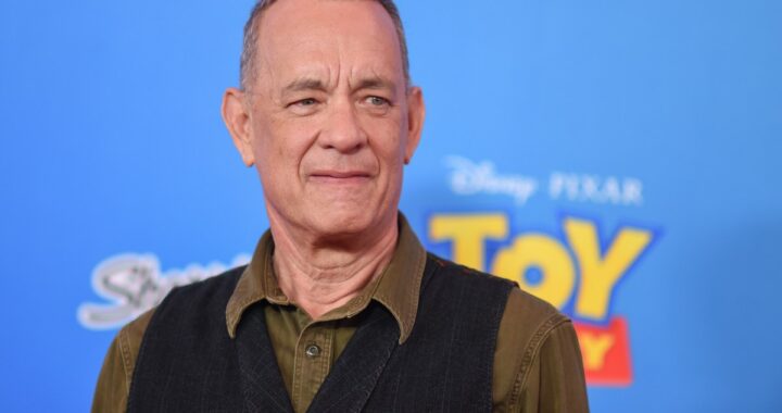 Cartel de Toy Story 5 con Woody, Buzz y Jessie en escena épica de la película