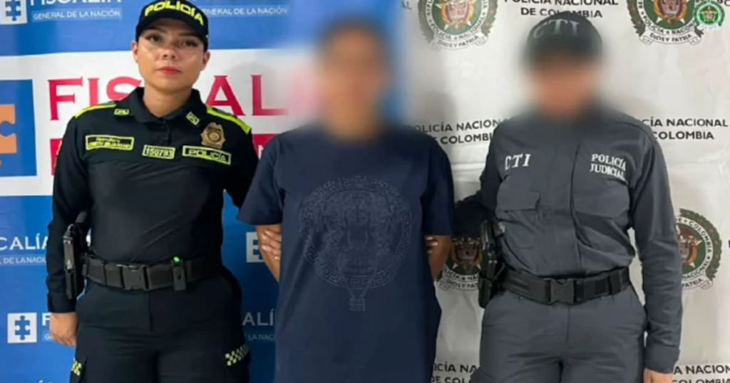 Madre joven custodiada por agentes tras muerte de su bebé de 6 meses por neumonía no atendida a tiempo