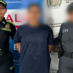 Madre joven custodiada por agentes tras muerte de su bebé de 6 meses por neumonía no atendida a tiempo