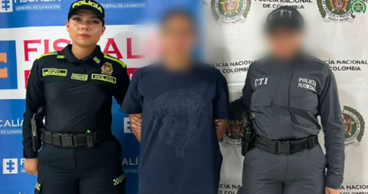Madre joven custodiada por agentes tras muerte de su bebé de 6 meses por neumonía no atendida a tiempo