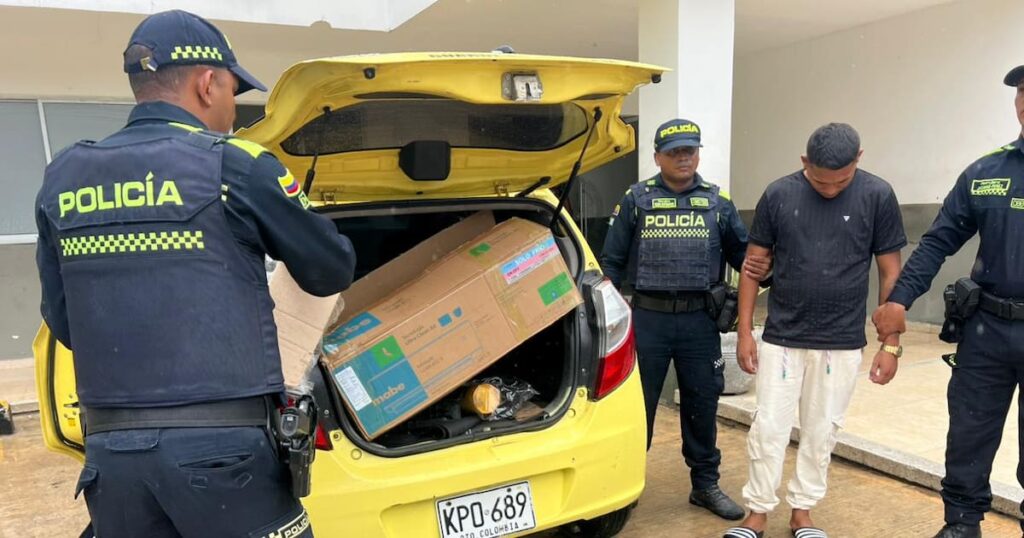 Policía del Atlántico incauta 22 kg de marihuana ocultos en maletero de taxi durante operativo vial