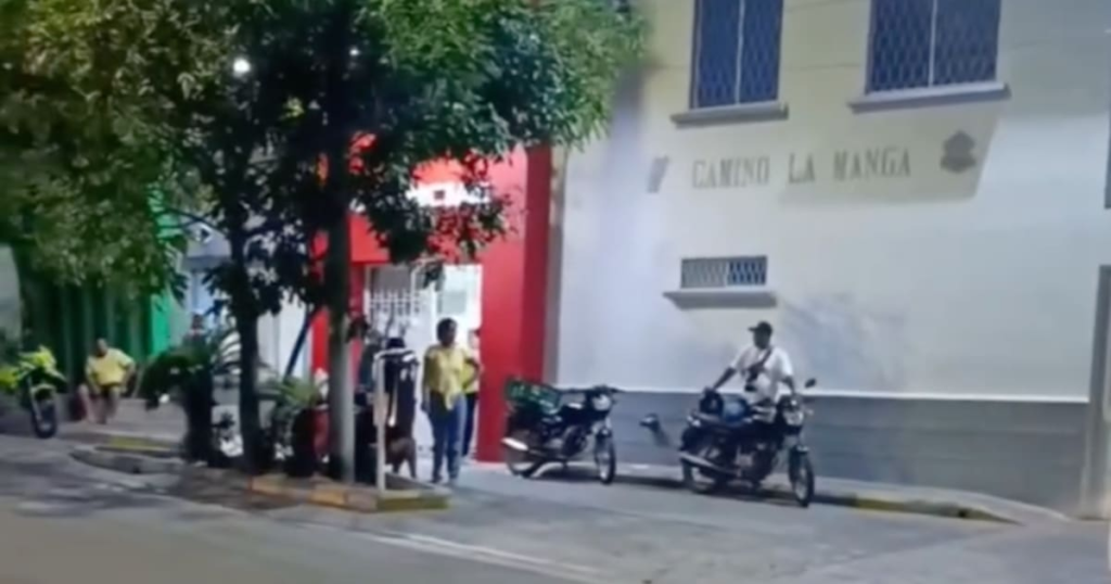 Escena del doble homicidio en barrio Me Quejo de Barranquilla con policía investigando