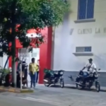 Escena del doble homicidio en barrio Me Quejo de Barranquilla con policía investigando