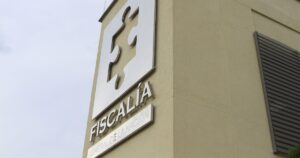 Hellen, niña de 11 años rescatada, abraza a su tía en la Clínica del Bosque de Barranquilla tras 3 días desaparecida