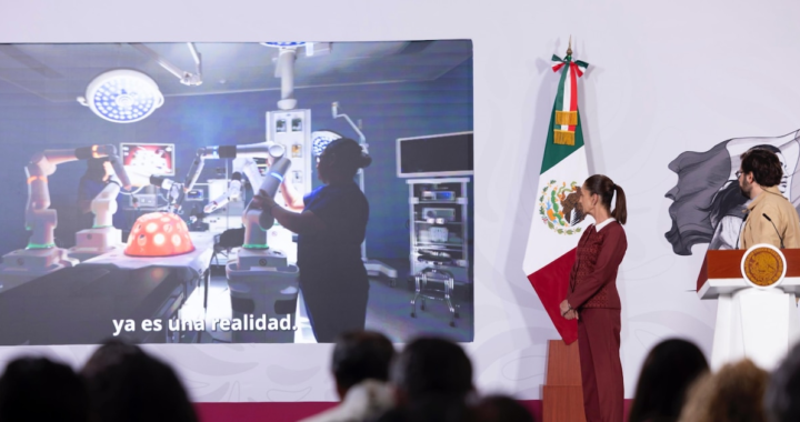 Robot quirúrgico con IA operando en un hospital público mexicano, con médicos supervisando en pantallas táctiles