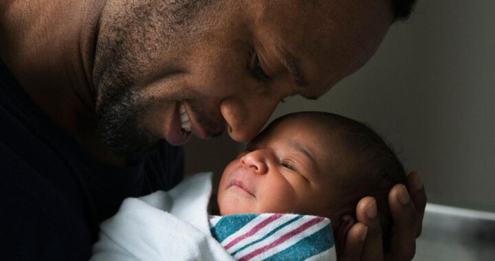 Padre con bebé en brazos mostrando conexión emocional y cambios biológicos por paternidad