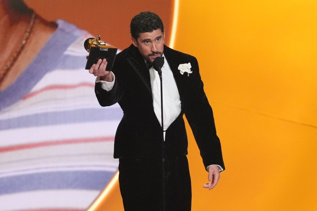 Escenario de los Grammy 2027 con artistas celebrando las nuevas categorías de música latina y pop asiático