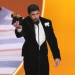 Escenario de los Grammy 2027 con artistas celebrando las nuevas categorías de música latina y pop asiático