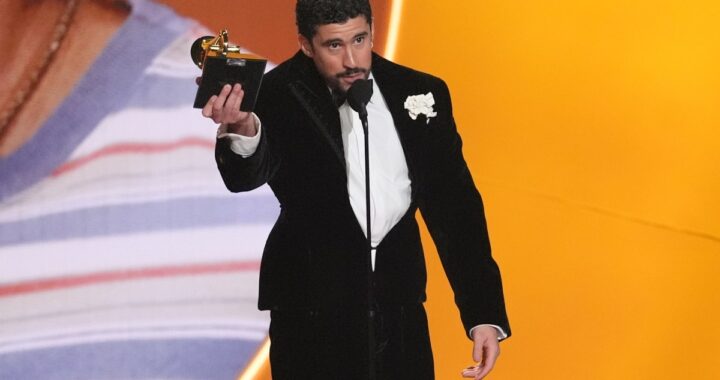 Escenario de los Grammy 2027 con artistas celebrando las nuevas categorías de música latina y pop asiático
