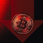Gráfico de Bitcoin en caída libre hacia $61.335 con media móvil de 200 semanas como soporte crítico y liquidaciones masivas en rojo