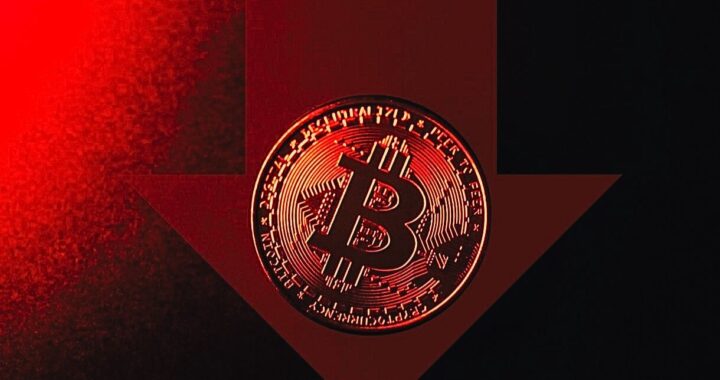 Gráfico de Bitcoin en caída libre hacia $61.335 con media móvil de 200 semanas como soporte crítico y liquidaciones masivas en rojo