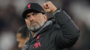 Jürgen Klopp en el banquillo del Liverpool, con mirada intensa y gesto de concentración, símbolo del fútbol que el Madrid quiere fichar