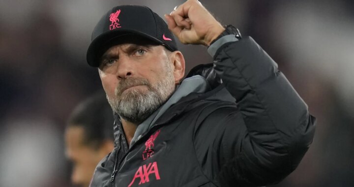 Jürgen Klopp en el banquillo del Liverpool, con mirada intensa y gesto de concentración, símbolo del fútbol que el Madrid quiere fichar