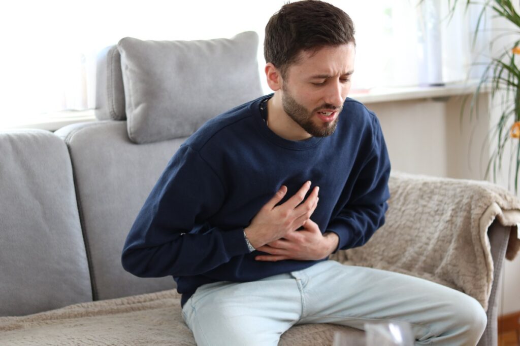 Ilustración de dolor en el pecho y zonas de irradiación en infarto