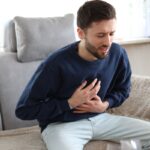 Ilustración de dolor en el pecho y zonas de irradiación en infarto