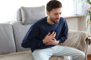 Ilustración de dolor en el pecho y zonas de irradiación en infarto