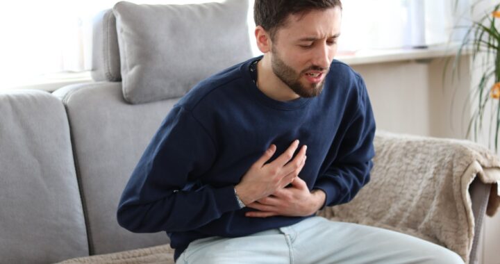Ilustración de dolor en el pecho y zonas de irradiación en infarto