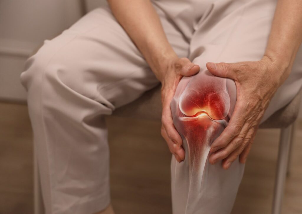 Médico examinando rodilla con enfoque en articulación y líquido sinovial
