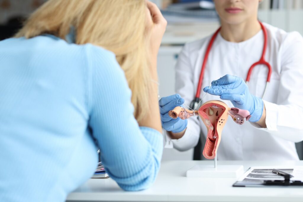 Médico explicando el procedimiento de ligadura de trompas y sus implicaciones a largo plazo