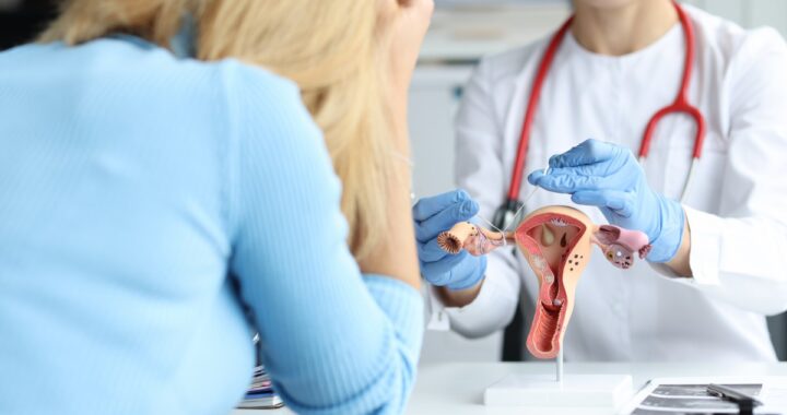 Médico explicando el procedimiento de ligadura de trompas y sus implicaciones a largo plazo