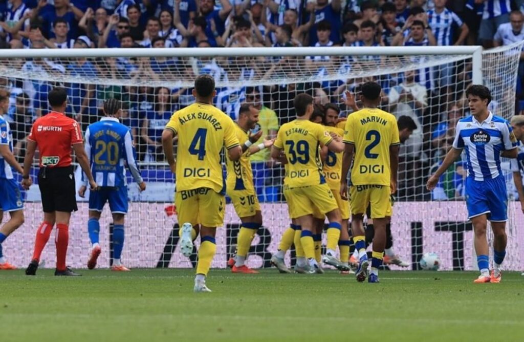 Jugadores del Almería y Málaga en acción durante un partido decisivo de los playoffs de ascenso a Primera División