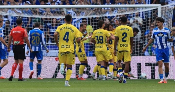 Jugadores del Almería y Málaga en acción durante un partido decisivo de los playoffs de ascenso a Primera División